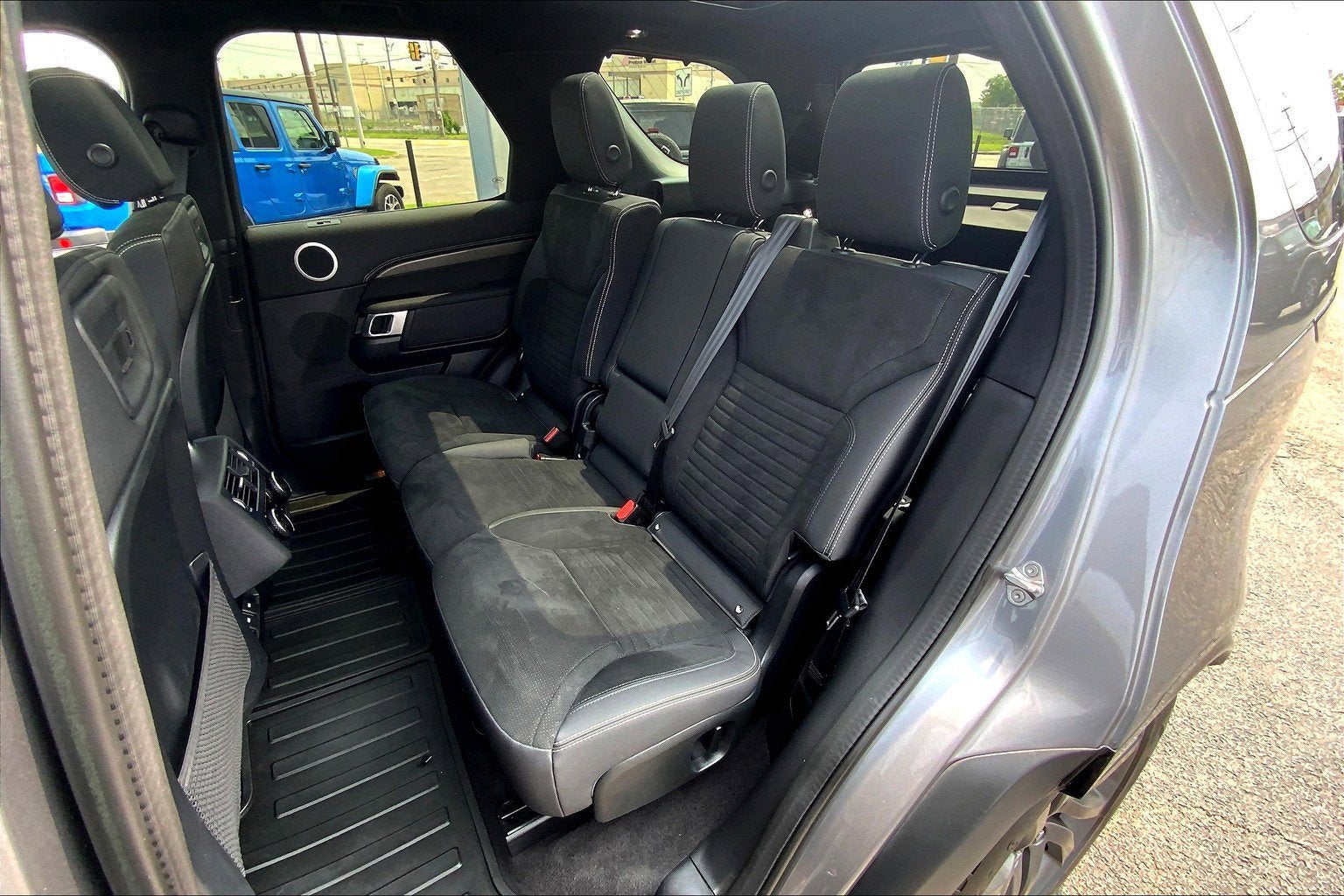 2023 Land Rover Discovery P300 S R-Dynamic