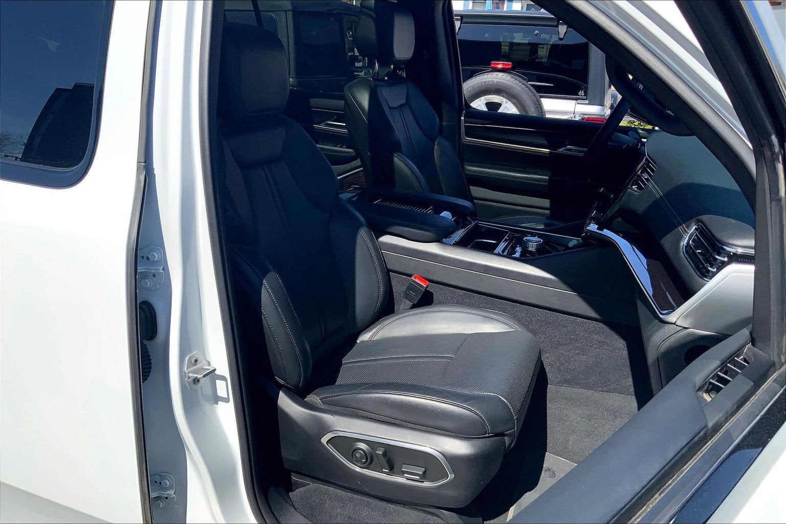 2023 Jeep Wagoneer Base