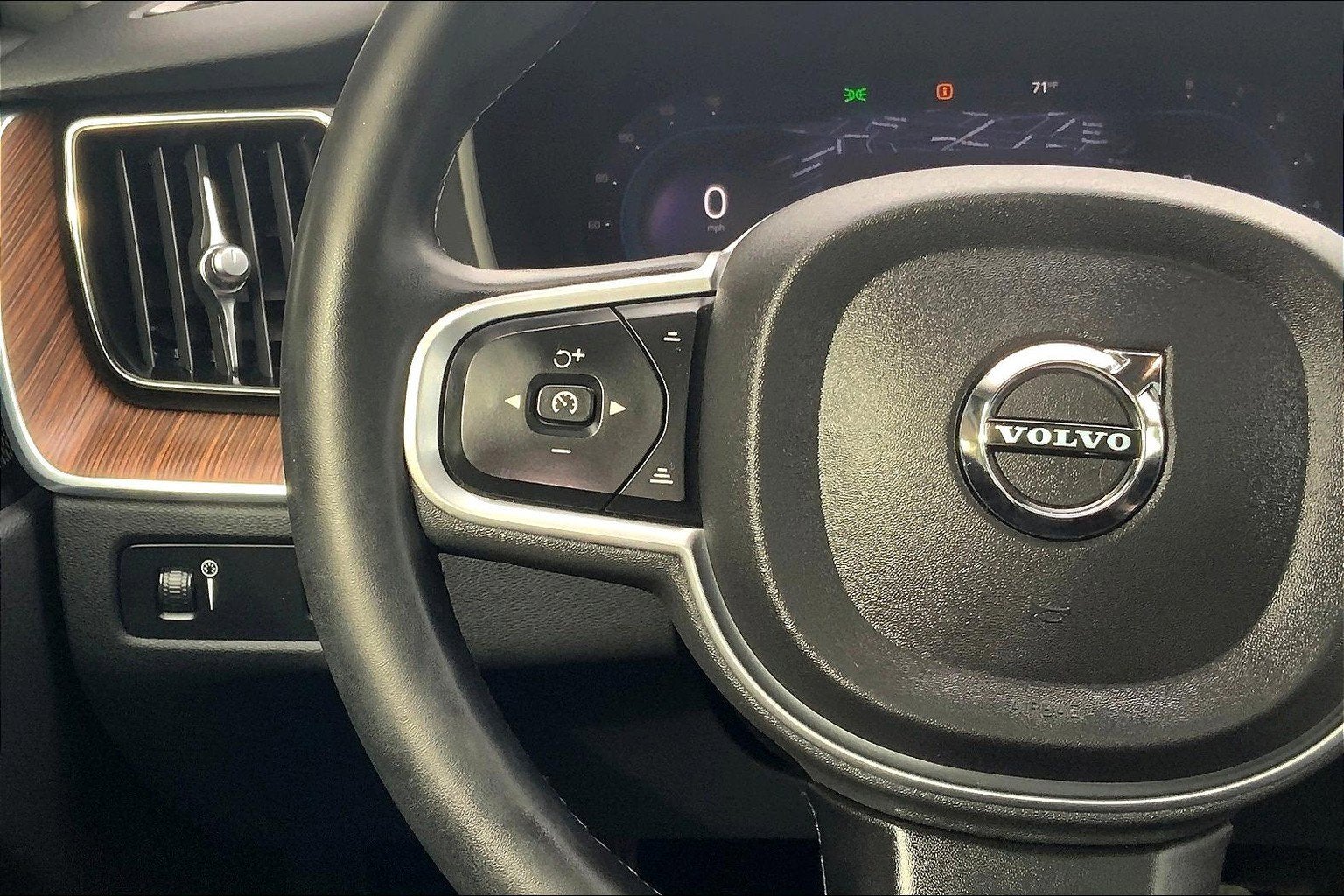 2022 Volvo XC60 Momentum