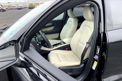 2023 Volvo XC40 Plus Dark Theme
