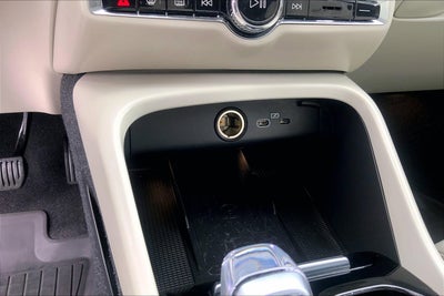 2023 Volvo XC40 Plus Dark Theme