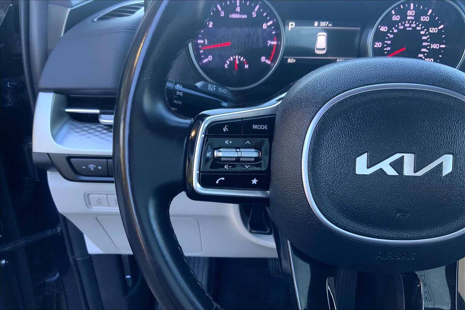 2024 Kia Carnival LX